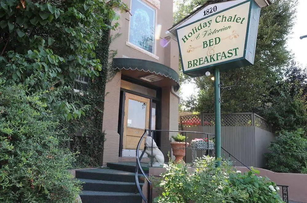 The Holiday Chalet Victorian DEN Hotel