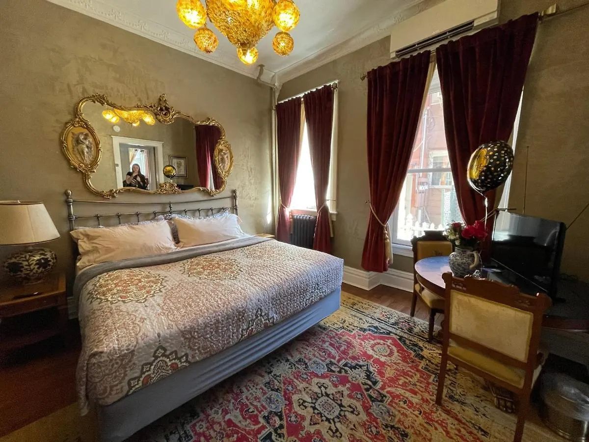 The Holiday Chalet Victorian Denver 3*,